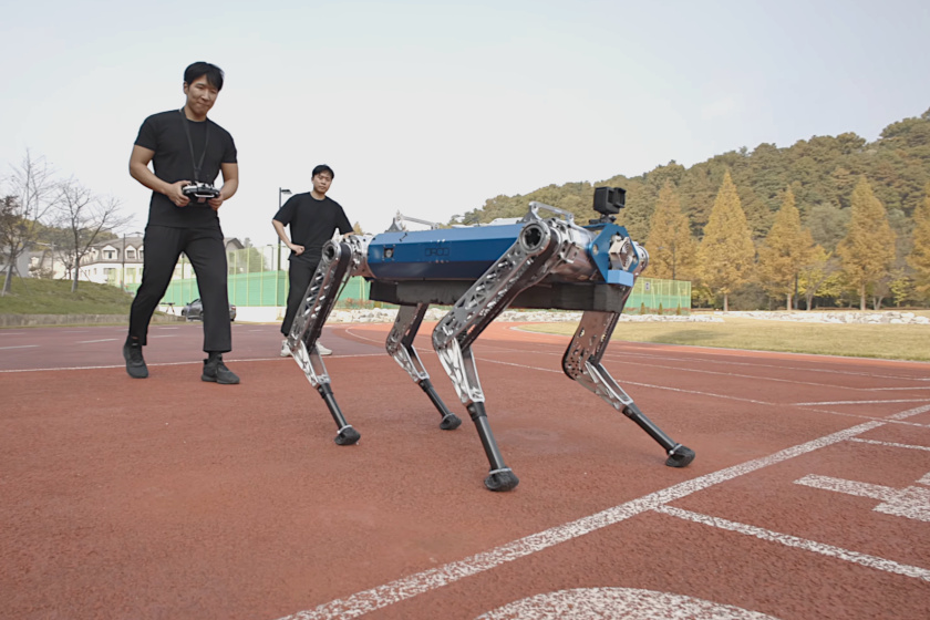 Zu sehen sind Forschende des KAIST beim Weltrekord-Versuch mit Roboter-Hund HOUND.