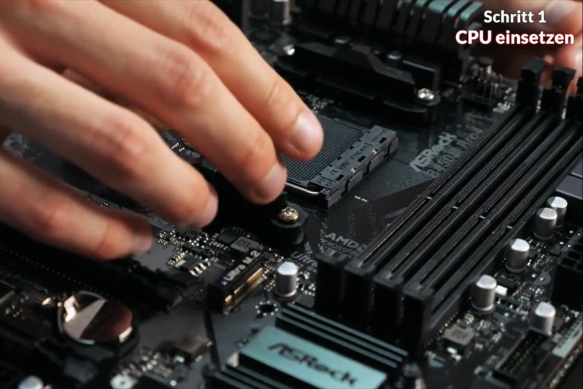 Nahaufnahme einer Person, die gerade eine CPU auf einem ASRock-Mainboard einsetzt.