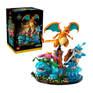 Abbildung des neuen LEGO Pokémon Sets "72153 Bisaflor, Glurak und Turtok" vor der Verpackung.