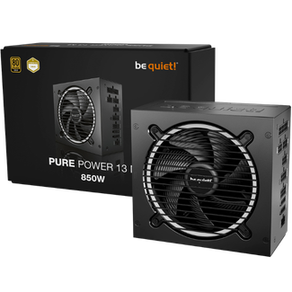 Abgebildet ist das be quiet! PurePower 13 M PC-Netzteil in Schwarz vor seiner Produktverpackung.