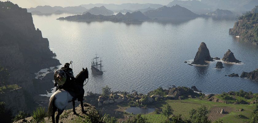 Eine Spielfigur auf einem Pferd blickt von einer Klippe auf eine weite Küstenlandschaft mit Meer, Inseln, einem Segelschiff und einem kleinen Dorf im Tal.