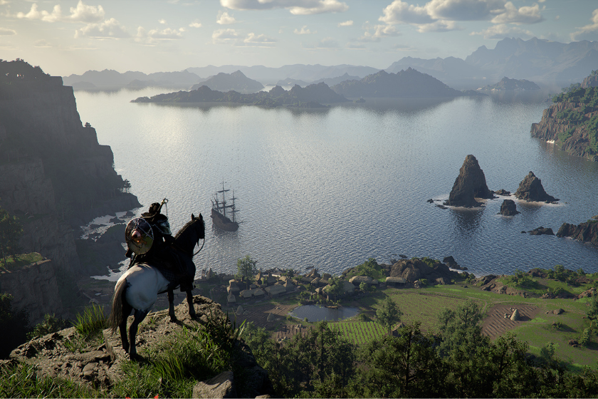 Eine Spielfigur auf einem Pferd blickt von einer Klippe auf eine weite Küstenlandschaft mit Meer, Inseln, einem Segelschiff und einem kleinen Dorf im Tal.