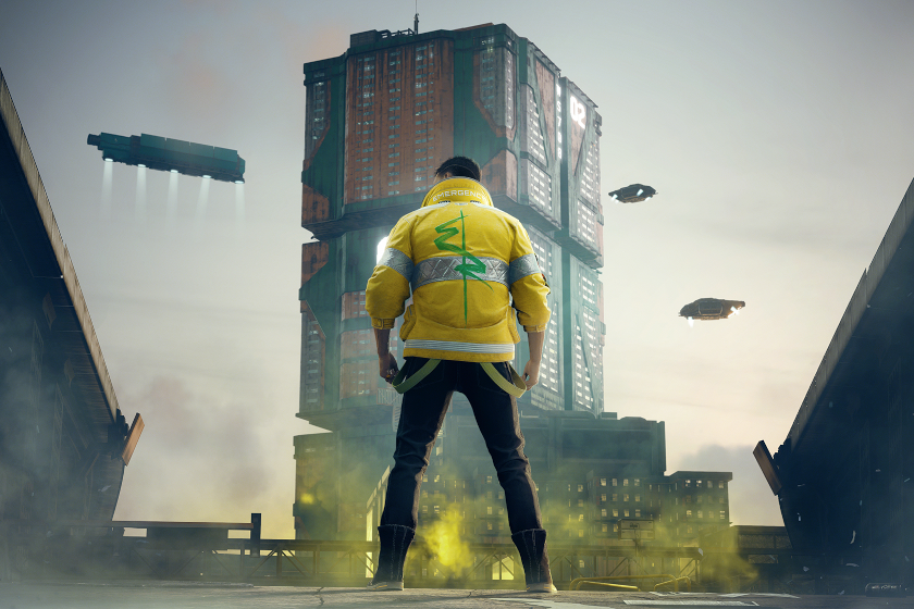 Abbildung aus dem Videospiel Cyberpunk 2077: Eine Person in gelber Jacke mit grünem Symbol steht mit dem Rücken zur Kamera vor einem futuristischen Hochhaus; schwebende Fahrzeuge und Plattformen in einer nebligen, dystopischen Stadt.