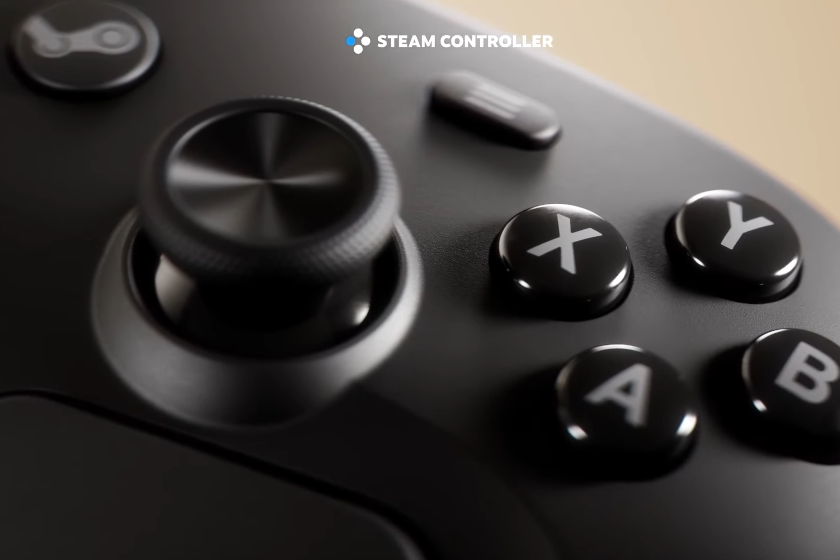 Abbildung des neuen Steam Controllers in einer Nahaufnahme vor beigem Hintergrund. Zu erkennen ist ein Controllerstick und verschiedene Bedienknöpfe. Im Hintergrund zu sehen: ein Knopf mit dem Steam-Logo. Überschrift: "Steam Controller"
