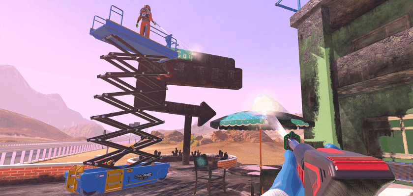 Szene aus PowerWash Simulator 2: Eine Person steht auf einer Hebebühne und reinigt ein großes Schild mit einem Hochdruckreiniger. Im Vordergrund ist die Perspektive aus der Ich-Ansicht mit einem Reinigungsgerät zu sehen, während sich die Szene in einer staubigen Wüstenumgebung mit Gebäuden und Sitzgelegenheiten abspielt.