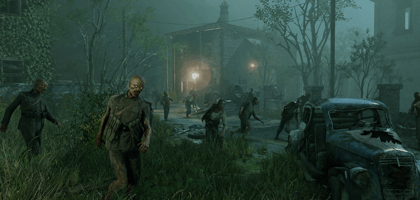Eine düstere Szene in einem nebligen Dorf: Mehrere Zombies bewegen sich langsam über eine überwucherte Straße in Richtung Kamera. Im Hintergrund steht ein altes Haus mit schwachem Licht in den Fenstern, umgeben von Bäumen und Stromleitungen. Rechts im Vordergrund ist ein verlassenes, verrostetes Auto zu sehen. Die Atmosphäre ist unheimlich und grünlich getönt.