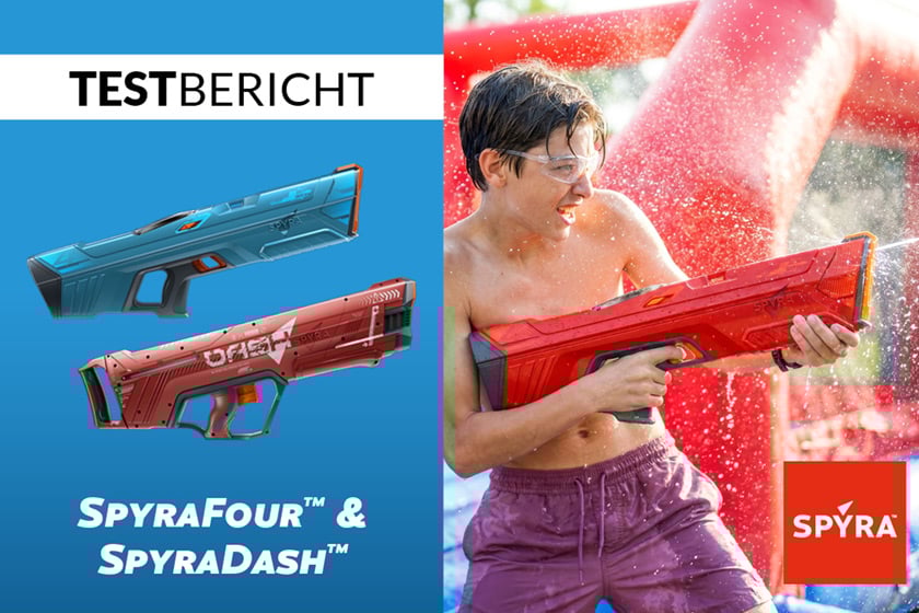 Werbegrafik/Testbericht zu SPYRA Wasserblastern: Links sind die Modelle „SpyraFour™ & SpyraDash™“ in Blau und Rot abgebildet mit dem Titel „TESTBERICHT“. Rechts feuert ein Jugendlicher mit einem roten Wasserblaster Wasser ab, im Hintergrund eine Wasserrutsche. Unten rechts das SPYRA-Logo.