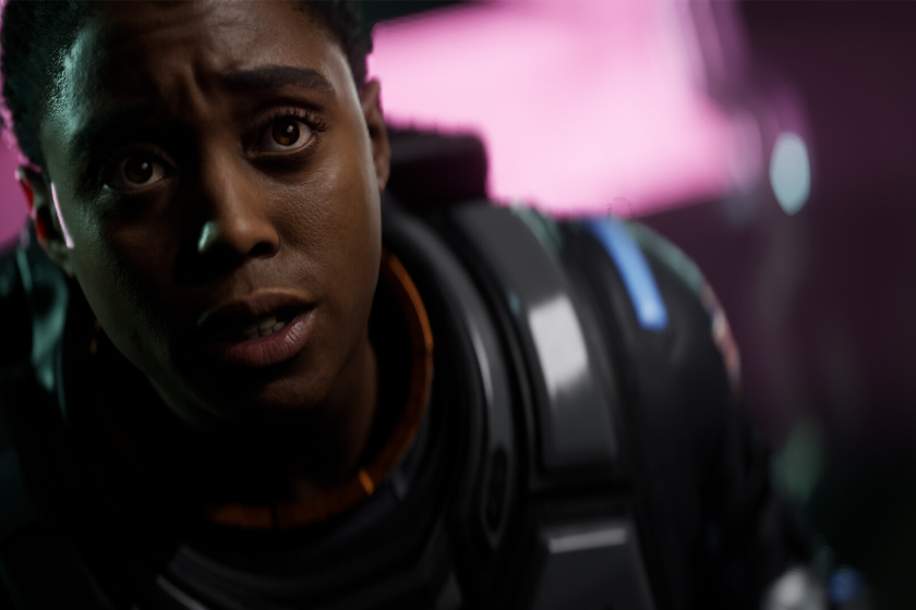 Nahaufnahme einer besorgt blickenden Person in futuristischer Raumanzug-ähnlicher Ausrüstung, beleuchtet von farbigem, sci-fi-typischem Licht im Hintergrund. Die Szene ist aus einem Videospiel, das im Mai neu startet- Die Atmosphäre wirkt düster und dramatisch.
