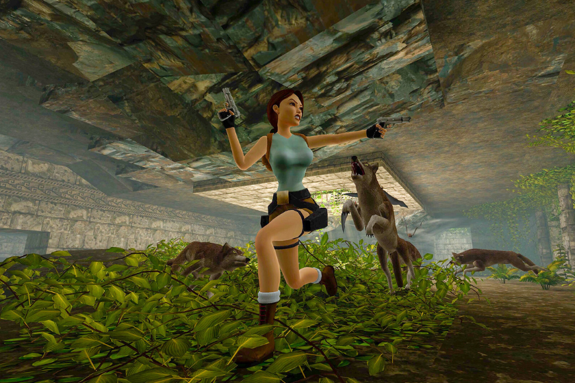 Screenshot aus Tomb Raider I–III Remastered mit Lara Croft in einer antiken Ruine, während sie vor angreifenden Wölfen flieht.
