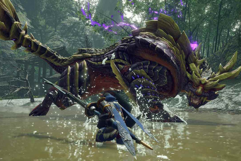 Spielszene aus Monster Hunter Rise, das Teil des Monster Hunter Humble Bundle ist: Ein Jäger stellt sich in einem sumpfigen Waldgebiet einem riesigen, gepanzerten Monster entgegen. Wasser spritzt auf, während das bedrohliche Wesen mit leuchtenden violetten Effekten angreift und die actionreiche Monsterjagd in Szene setzt.
