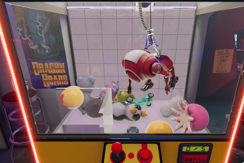 Spielszene aus Claw Machine Sim: In einem Greifautomaten hängt ein rot-weißer Roboterarm über verschiedenen Spielzeugen und Objekten, darunter Bälle, Stofftiere und kleine Figuren. Die bunte Arcade-Optik und die humorvolle Szene bebildern einen Artikel über günstige und skurrile Billigspiele auf Steam.