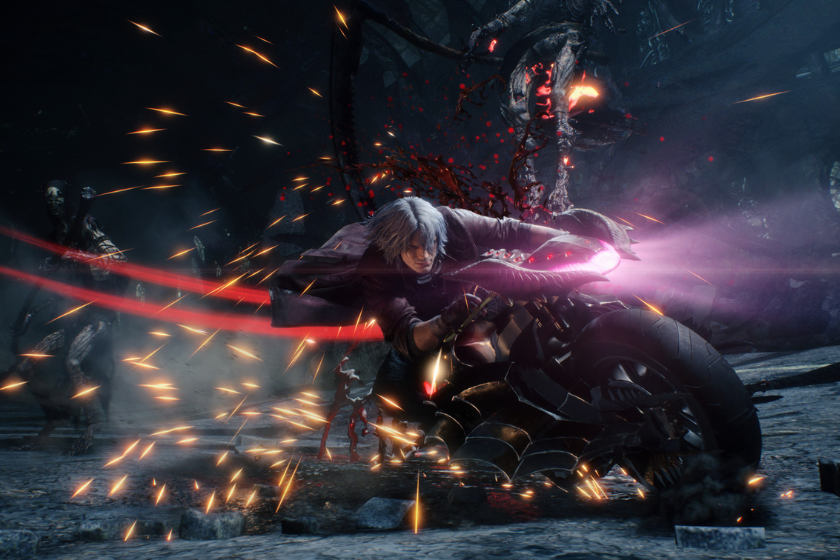 Dante kämpft in Devil May Cry 5 mit seinem Motorrad und Schwert gegen dämonische Gegner, während Funken und Spezialeffekte den Bildschirm füllen.