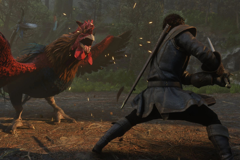 Ein Schwertkämpfer stellt sich in einem dichten Wald einem riesigen, aggressiven Huhn entgegen. Funken fliegen durch die Luft, während die ungewöhnliche Kampfszene den humorvollen Stil des Fable-Reboots unterstreicht.
