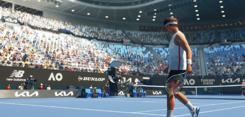 Tennisspieler auf einem Hartplatz während eines Matches in einem großen Stadion mit zahlreichen Zuschauern in TopSpin 2K25