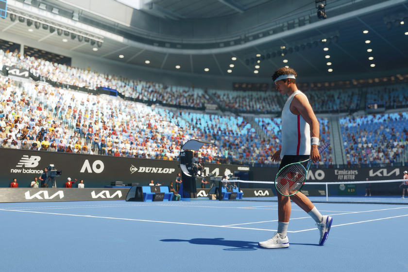 Tennisspieler auf einem Hartplatz während eines Matches in einem großen Stadion mit zahlreichen Zuschauern in TopSpin 2K25