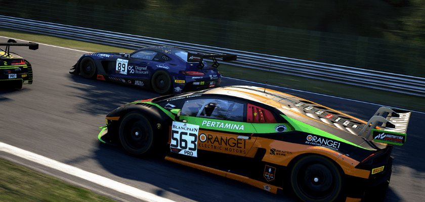 Screenshot aus Assetto Corsa Competizione mit mehreren GT3-Rennwagen auf einer Rennstrecke. Im Vordergrund fährt ein orange-grüner Lamborghini Huracán GT3, während weitere Fahrzeuge dicht dahinter um Positionen kämpfen.