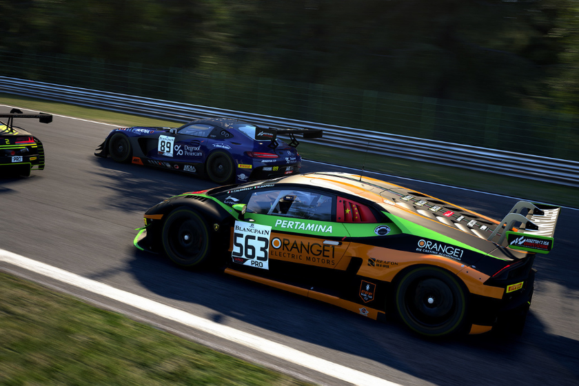 Screenshot aus Assetto Corsa Competizione mit mehreren GT3-Rennwagen auf einer Rennstrecke. Im Vordergrund fährt ein orange-grüner Lamborghini Huracán GT3, während weitere Fahrzeuge dicht dahinter um Positionen kämpfen.