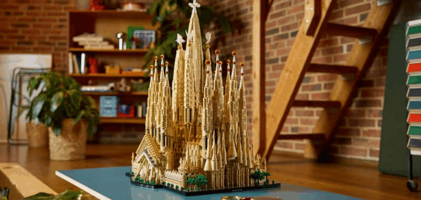 Die LEGO Sagrada Família als imposantes Architekturmodell auf einem Tisch in einer modernen Wohnumgebung.