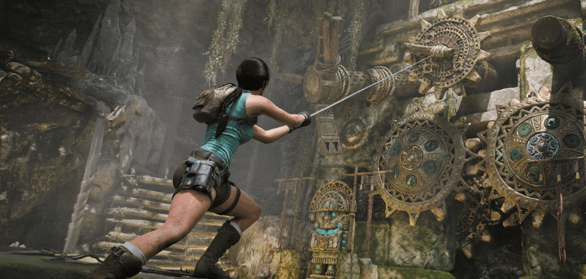 Screenshot aus Tomb Raider: Legacy of Atlantis. Lara Croft nutzt einen Wurfhaken in einer alten Tempelanlage, um einen riesigen Mechanismus mit Zahnrädern und Steinornamenten zu aktivieren. Die Szene spielt in einer überwucherten Ruine mit dichtem Dschungelbewuchs.