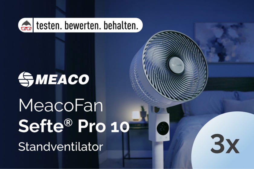 Werbegrafik für den MeacoFan Sefte® Pro 10 Standventilator in einem Schlafzimmer. Links sind Produktname und Meaco-Logo zu sehen, rechts der Ventilator sowie der Hinweis auf drei verfügbare Geräte.