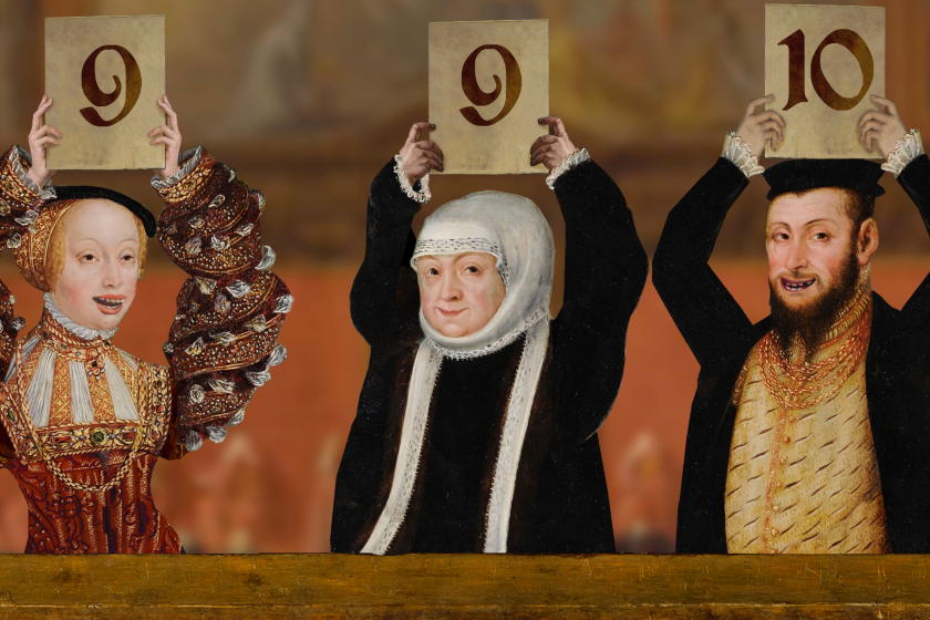 Das Bild zeigt drei historische Personen in Renaissance-Kleidung, die Wertungstafeln mit den Zahlen 9, 9 und 10 über ihren Köpfen hochhalten und dabei lächeln. Der Hintergrund ist unscharf gehalten und erinnert an einen festlichen oder höfischen Innenraum, wodurch die Szene wie eine humorvolle Jury-Bewertung wirkt.