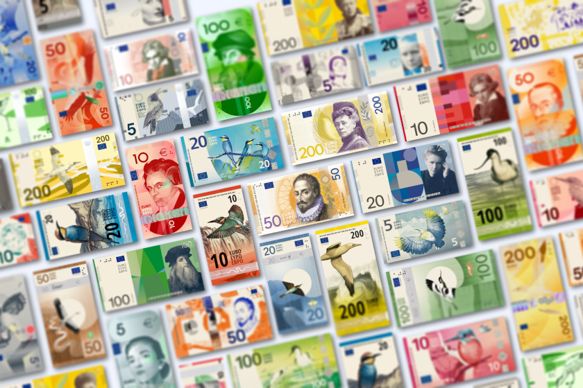 Eine bunte Collage aus zahlreichen fiktiven Euro-Banknoten-Entwürfen in verschiedenen Farben und Werten wie 5, 10, 20, 50, 100 und 200 Euro, angeordnet in diagonalen Reihen. Die einzelnen Scheindesigns zeigen unterschiedliche Motive wie Porträts, Vögel und geometrische Muster in Grün-, Blau-, Rosa-, Gelb- und Orangetönen.