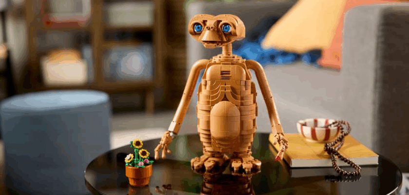 LEGO Ideas E.T. the Extra-Terrestrial (21370) als Displaymodell mit Blumentopf und leuchtendem Finger auf einem Tisch.