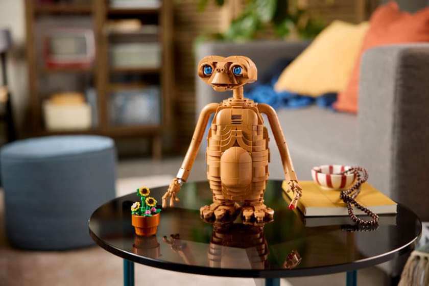 LEGO Ideas E.T. the Extra-Terrestrial (21370) als Displaymodell mit Blumentopf und leuchtendem Finger auf einem Tisch.