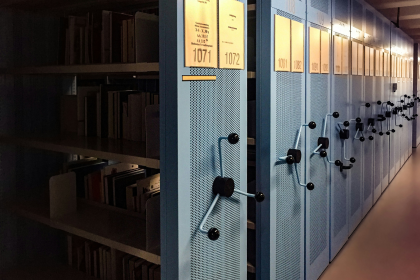 Archivregale mit Aktenordnern als Symbol für den Zugang zu staatlichen Informationen und das Informationsfreiheitsgesetz.