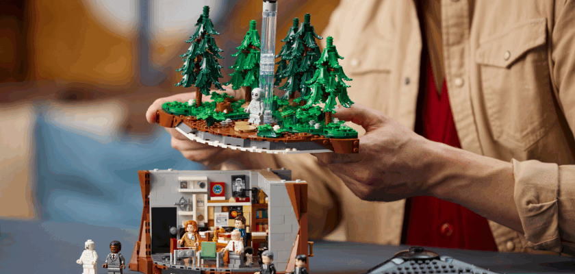 Das LEGO Ideas Set The X-Files (21369) mit Mulders Büro, separater Waldszene, UFO und Minifiguren.“