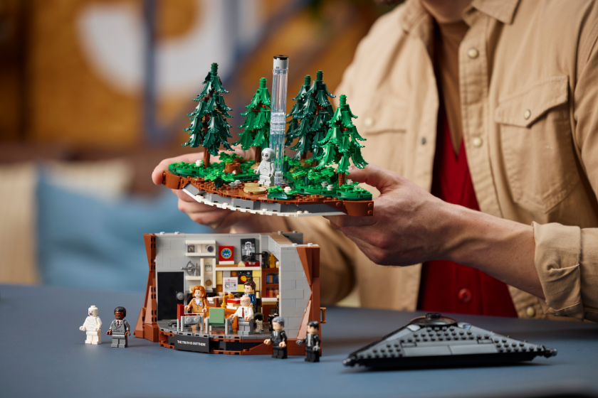 Das LEGO Ideas Set The X-Files (21369) mit Mulders Büro, separater Waldszene, UFO und Minifiguren.“