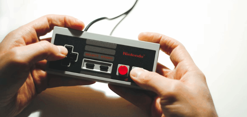 Nintendo-NES-Controller in den Händen eines Spielers