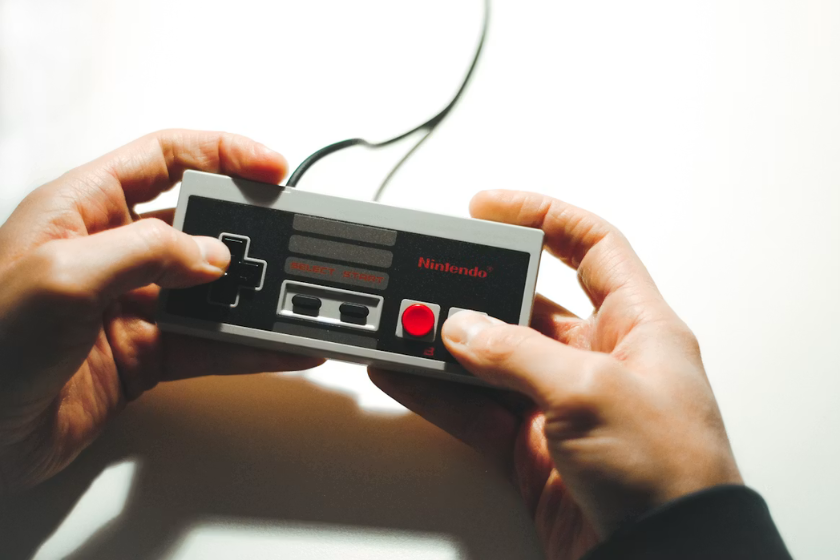 Nintendo-NES-Controller in den Händen eines Spielers