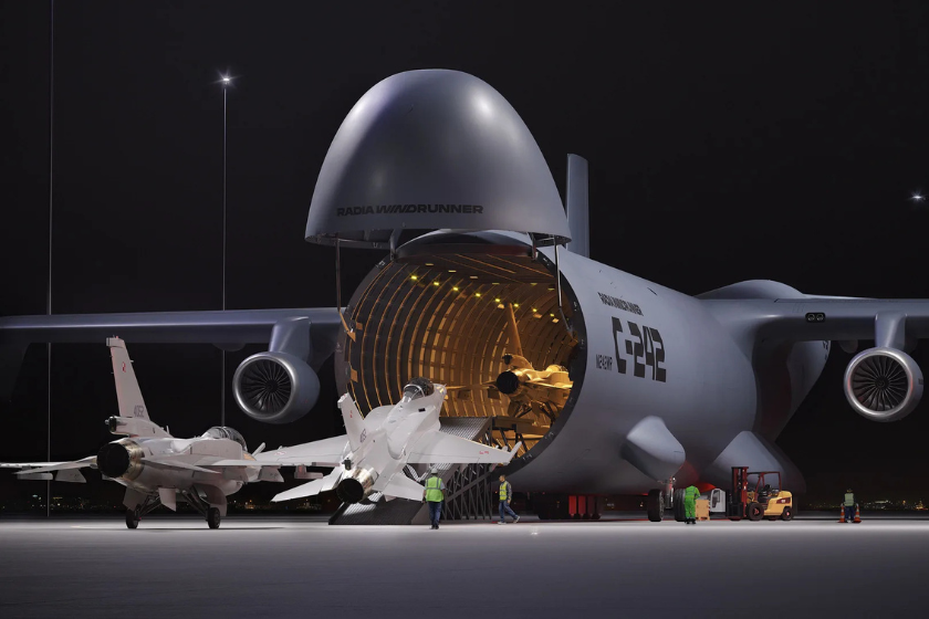 Visualisierung des WindRunner von Radia mit geöffneter Bugklappe. Ein F-16-Kampfflugzeug befindet sich im Laderaum, zwei weitere stehen vor dem Flugzeug.
