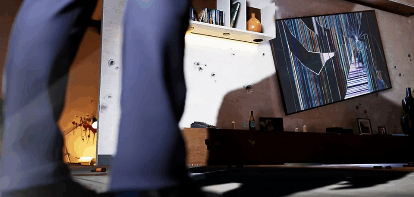 Das Bild zeigt eine Spielszene aus Vampire: The Masquerade – Swansong. Im Vordergrund sind die Beine einer Person zu sehen, während im Hintergrund ein verwüstetes Wohnzimmer mit Einschusslöchern in der Wand, Blutflecken und einem beschädigten Fernseher zu erkennen ist.