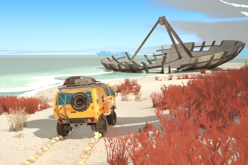 Screenshot aus dem Videospiel „Caravan SandWitch" zeigt einen gelben, geländegängigen Wohnwagen mit Ersatzreifen auf der Rückseite, der über einen sandigen Pfad an einer Küste fährt. Umgeben von auffällig roter, korallenartiger Vegetation liegt am Strand das rostige Wrack eines gestrandeten Schiffes, während im Hintergrund das Meer und die Silhouette weiterer Schiffe zu erkennen sind.