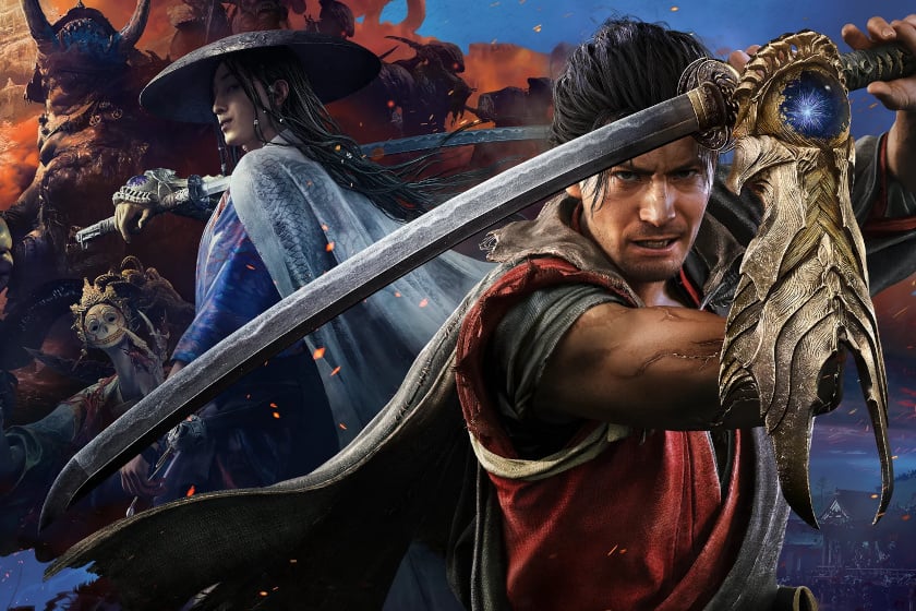 Key-Art zum Videospiel „Onimusha: Way of the Sword" zeigt im Vordergrund einen entschlossen blickenden Samurai mit einer goldenen, drachenartig verzierten Prothesenhand am linken Arm, der ein langes Schwert schwingt. Im Hintergrund ist eine geheimnisvolle Frau mit breitkrempigem Hut und traditioneller Kleidung zu erkennen, während links dämonische Kreaturen in einer düster-orange leuchtenden Schlachtszenerie auftauchen.