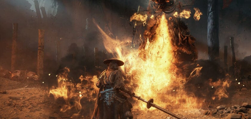 Key-Art zum Videospiel „Phantom Blade Zero" zeigt einen Krieger mit breitkrempigem Hut und langer Speerwaffe, der einem gigantischen, dämonenartigen Wesen aus lodernden Flammen gegenübersteht. Die von Feuer und Rauch durchzogene Schlachtszenerie wird von zerstörten Holzpfählen und roten Bannerfahnen im Hintergrund gerahmt, während funkelnde Glutpartikel durch die Luft wirbeln.