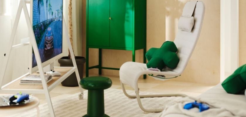 Gaming-Wohnzimmer mit Möbeln aus der IKEA YXSTABY Kollektion, darunter TV-Ständer, Loungesessel, grüner Thumbstick-Hocker und D-Pad-Kissen.