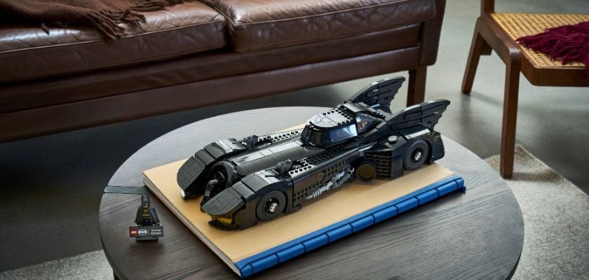 LEGO Batmobil aus „Batmans Rückkehr“ mit Batman-Minifigur als Ausstellungsmodell auf einem Tisch