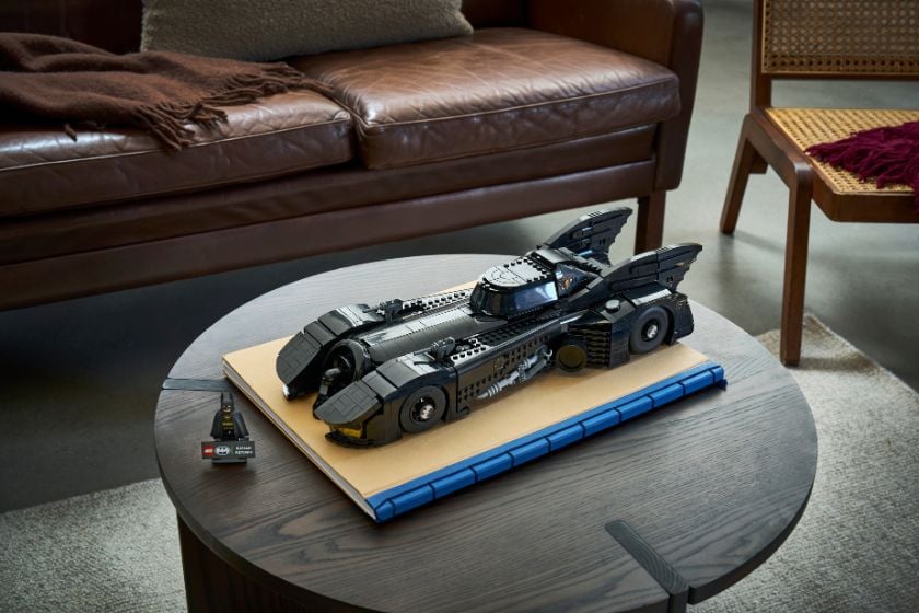 LEGO Batmobil aus „Batmans Rückkehr“ mit Batman-Minifigur als Ausstellungsmodell auf einem Tisch