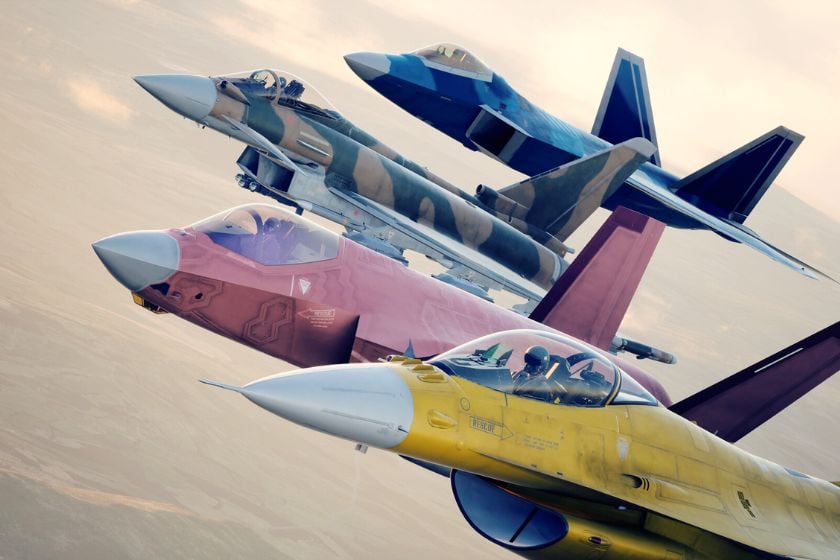 Vier Kampfjets fliegen gemeinsam durch den Himmel in ACE COMBAT 8: WINGS OF THEVE.