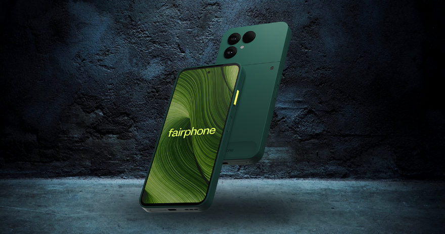 Abbildung des Fairphone (Gen. 6) mit 256 GB Speicher in Forest Green. Zu sehen ist eine dynamische Kombination aus Front- und Rückansicht vor einem dunklen Hintergrund.