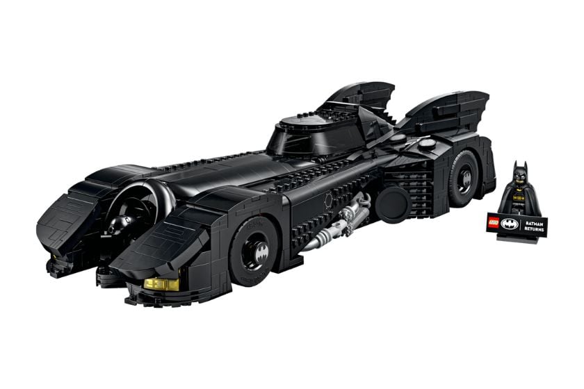 LEGO Batmobil aus „Batmans Rückkehr“ mit Batman-Minifigur und Display-Schild.