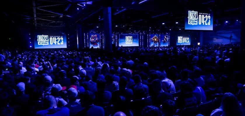 Blick auf die voll besetzte BlizzCon 2026 mit großer Bühne und mehreren beleuchteten Bildschirmen.