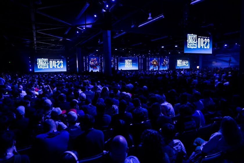 Blick auf die voll besetzte BlizzCon 2026 mit großer Bühne und mehreren beleuchteten Bildschirmen.