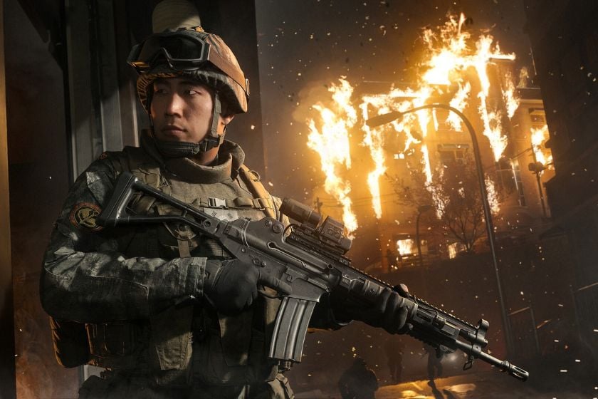 Bewaffneter Soldat vor einem brennenden Gebäude in Call of Duty: Modern Warfare 4