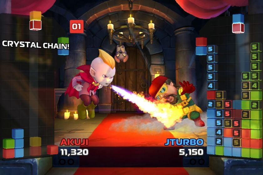 Zwei Charaktere kämpfen in Crystal Crisis zwischen Spielfeldern mit verschiedenfarbigen Kristallblöcken gegeneinander.