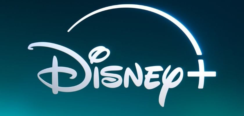 Das weiße Disney+ Logo vor einem dunkelblauen bis türkisen Hintergrund.