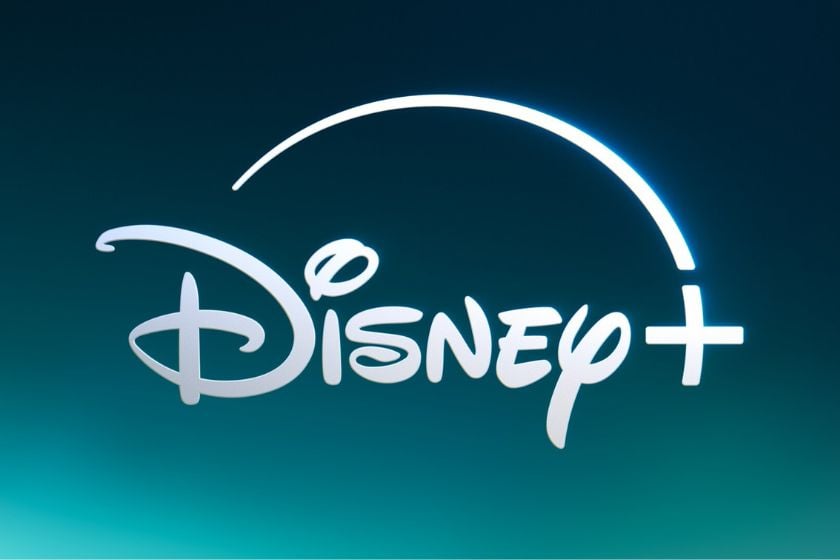 Das weiße Disney+ Logo vor einem dunkelblauen bis türkisen Hintergrund.